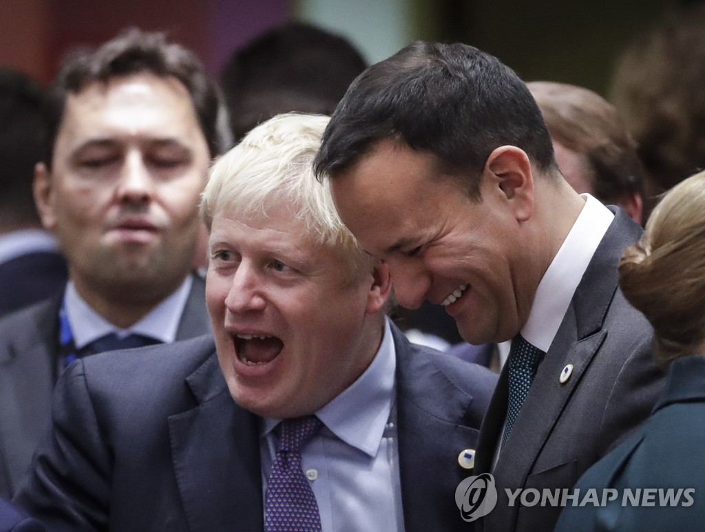 웃고 있는 존슨(왼쪽) 영국 총리와 버라드커 아일랜드 총리 [EPA=연합뉴스]