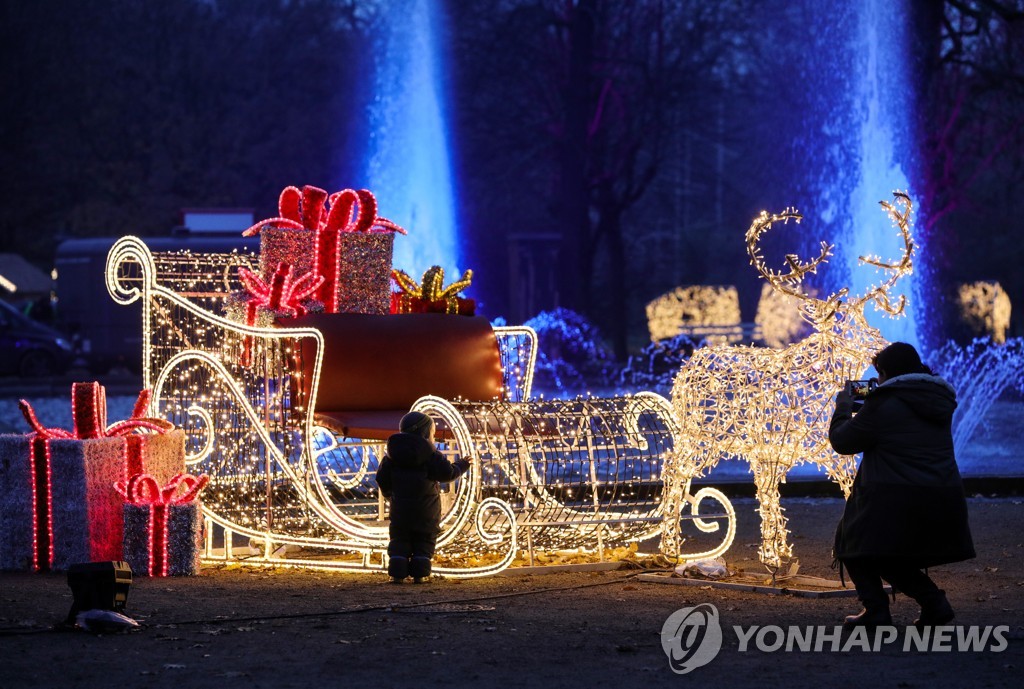 ′알록달록 불빛으로 물드는 공원′…크리스마스 준비하는 獨 티어가르텐