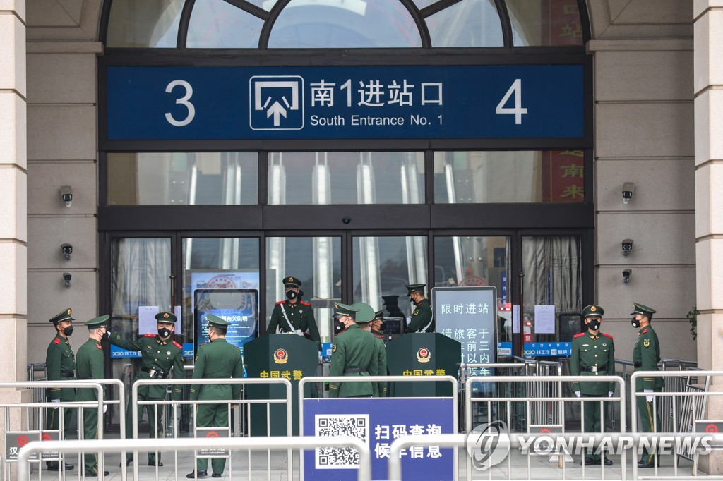 23일 무장경찰이 폐쇄된 우한의 기차역을 지키고 있다. [EPA=연합뉴스]