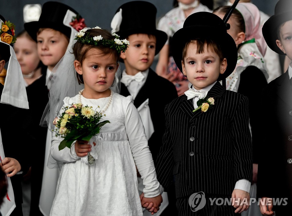 '우리 결혼해요'…독일 소르비아족 봄 맞이 전통 행사