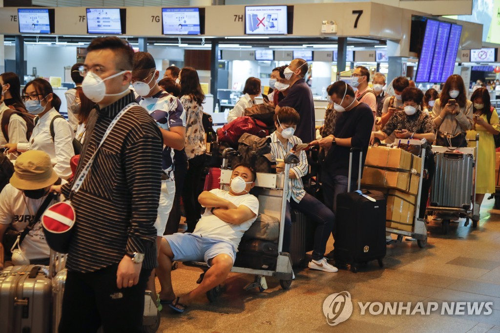  29일 방콕공항에서 마스크를 쓴 채 수속을 기다리는 중국 관광객