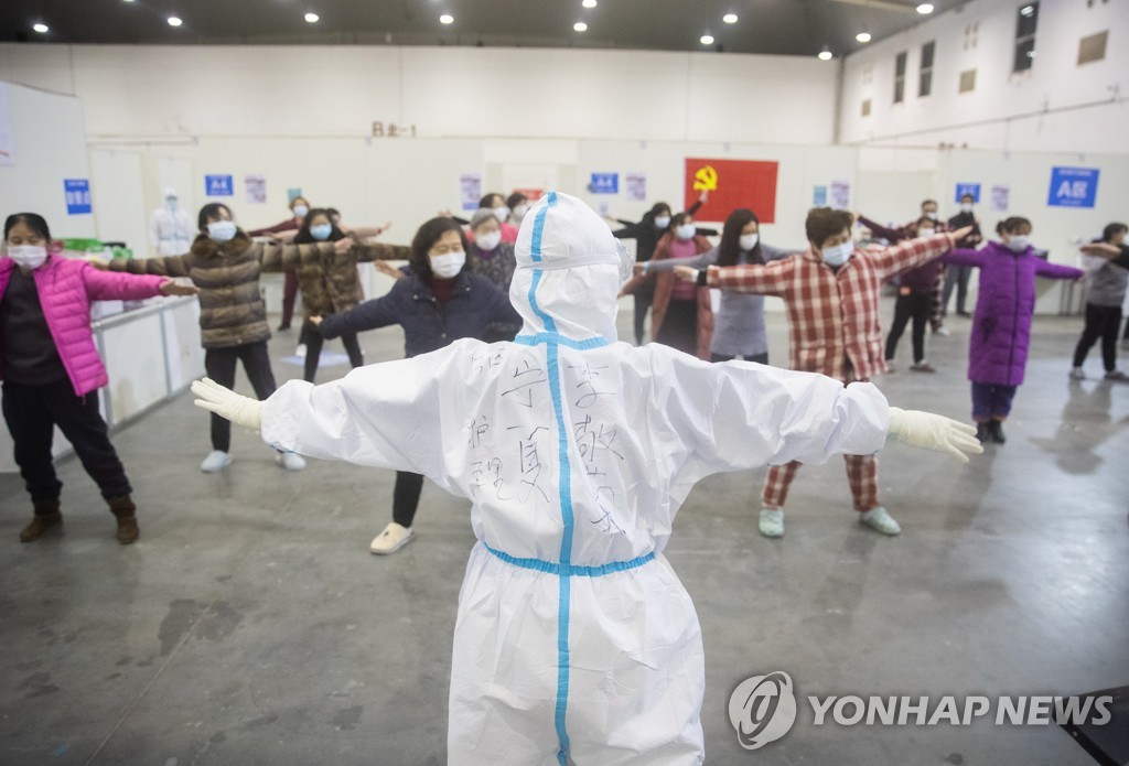 실내운동하는 우한 임시병원 환자들