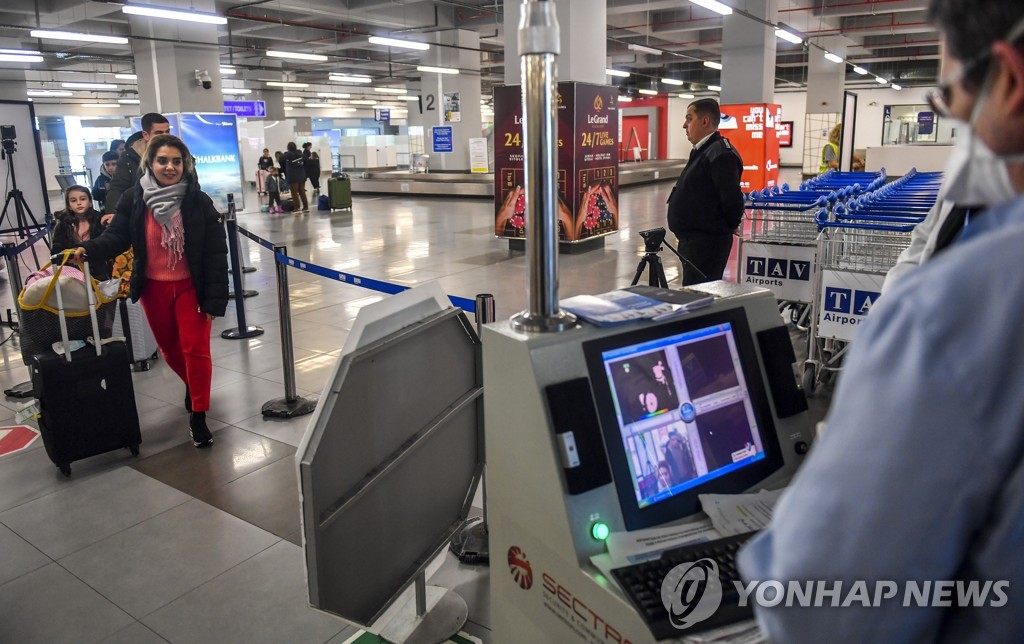 북마케도니아 공항에서 입국자들을 체크하는 방역당국. [EPA=연합뉴스]