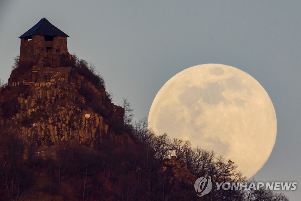 HUNGARY NATURE MOONRISE