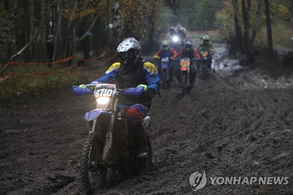 '진흙탕 레이스'…스웨덴 고틀란드 장애물 모터사이클 대회 