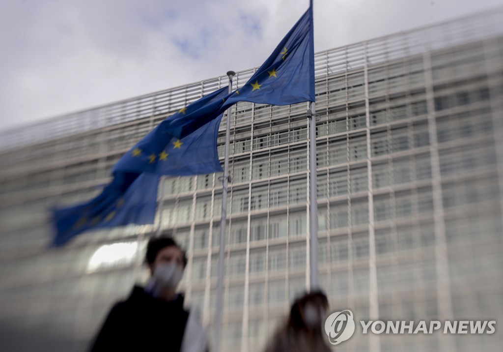 지난 3일(현지시간) 벨기에 브뤼셀에 있는 유럽연합(EU) 집행위원회 앞에 EU 깃발이 펄럭이는 모습 [EPA=연합뉴스 자료사진]