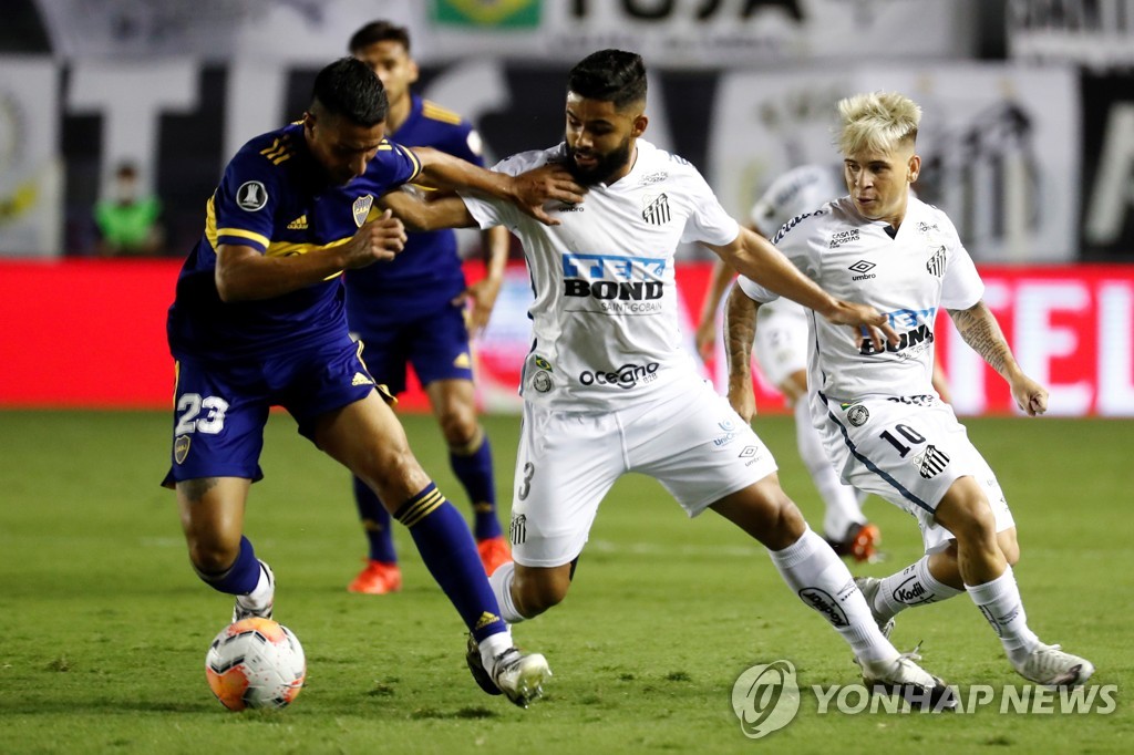 산투스와 보카 주니어스의 경기 장면.