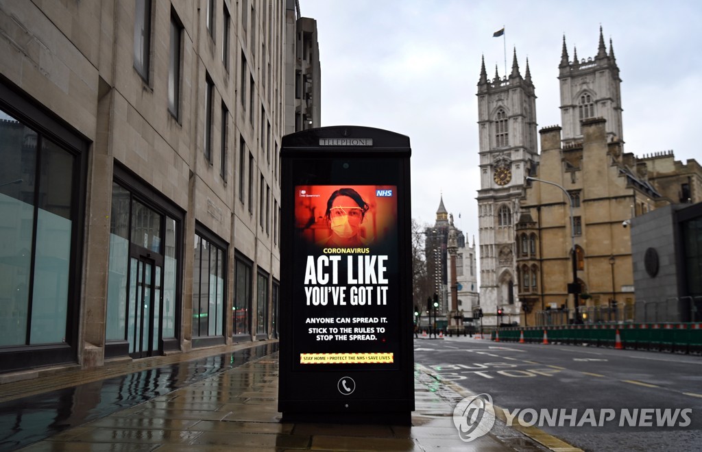 20일(현지시간) 영국 런던 한 버스정류장에 방역수칙 준수를 홍보하는 광고물이 게시돼 있다. [EPA=연합뉴스]