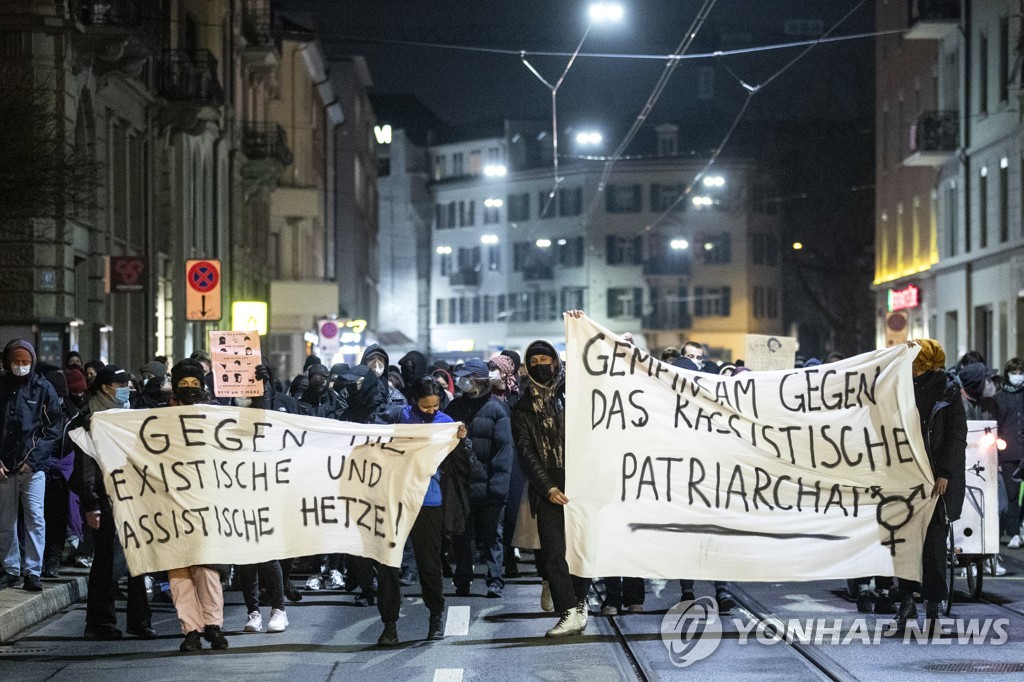 스위스 ′공공장소 부르카 착용 금지′ 가결…유권자 거리 행진 