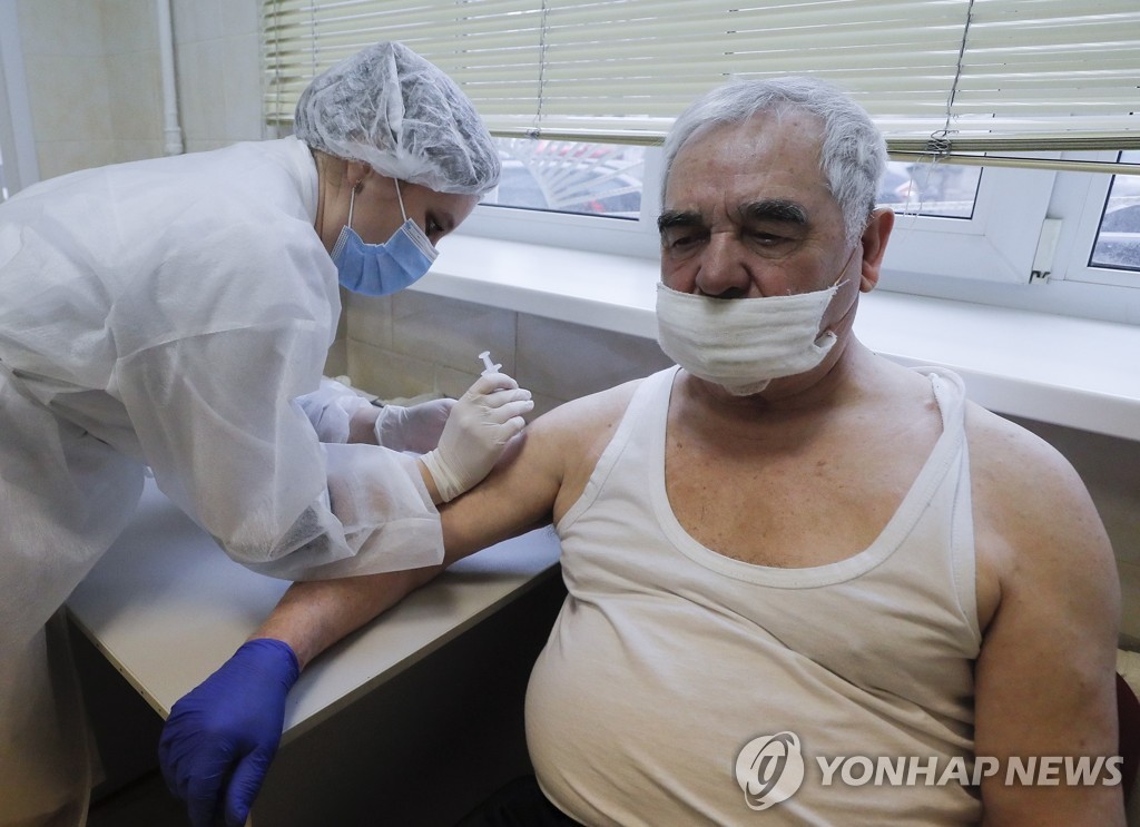 (epa=연합뉴스) 한 우크라이나 남성이 2일(현지시간) 수도 키예프에서 아스트라제네카(AZ) 백신을 접종받고 있다.