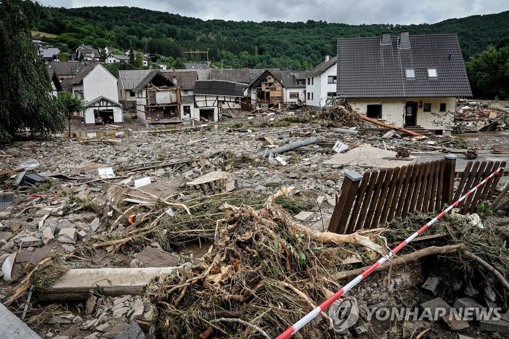 폭우·홍수 휩쓸고 간 독일 지역 주택가