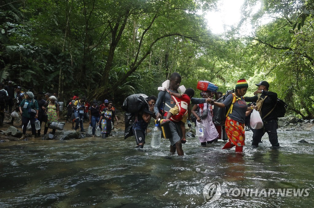 다리엔 갭 정글 통과하는 아이티 이민자들