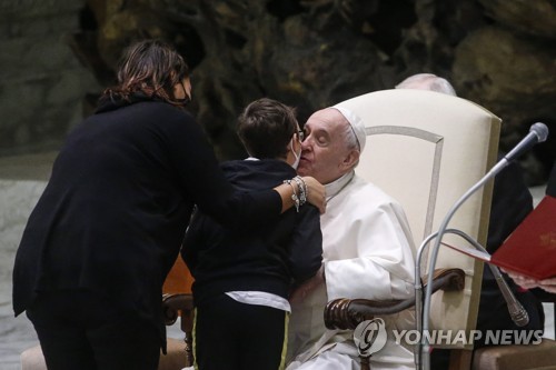 볼키스하는 교황과 소년