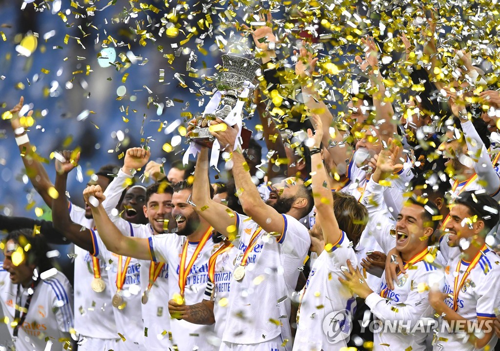 12번째 스페인 슈퍼컵 우승을 차지한 레알 마드리드 선수들의 세리머니 모습.