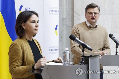 공동기자회견하는 독일과 우크라이나 외무장관