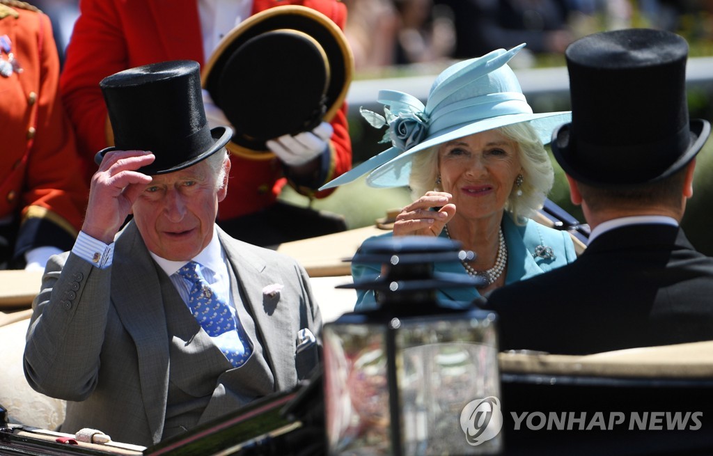 (FILE) BRITAIN QUEEN ELIZABETH II