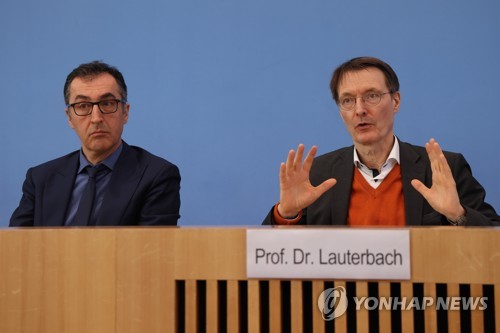 기자회견하는 독일 농림장관(왼쪽)과 보건장관(오른쪽)