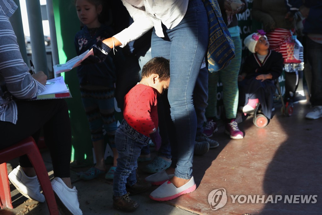 미국과 멕시코 국경에 망명신청을 하러 온 가족과 어린이