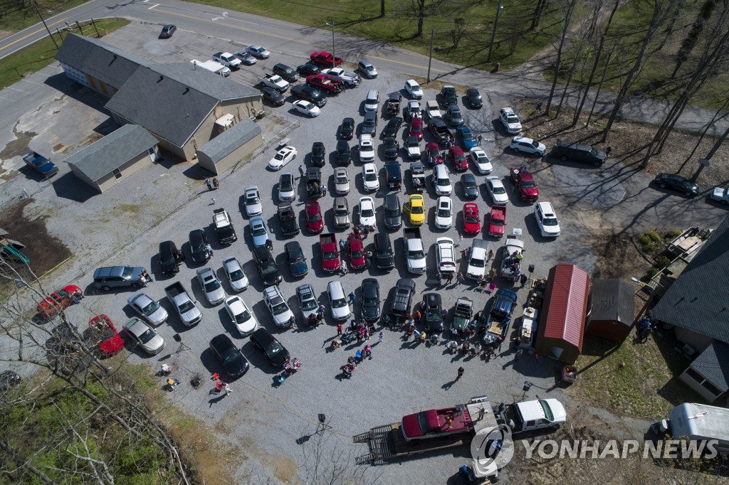 US-PASTOR-IN-TENNESSEE-OFFERS-DRIVE-IN-MASS