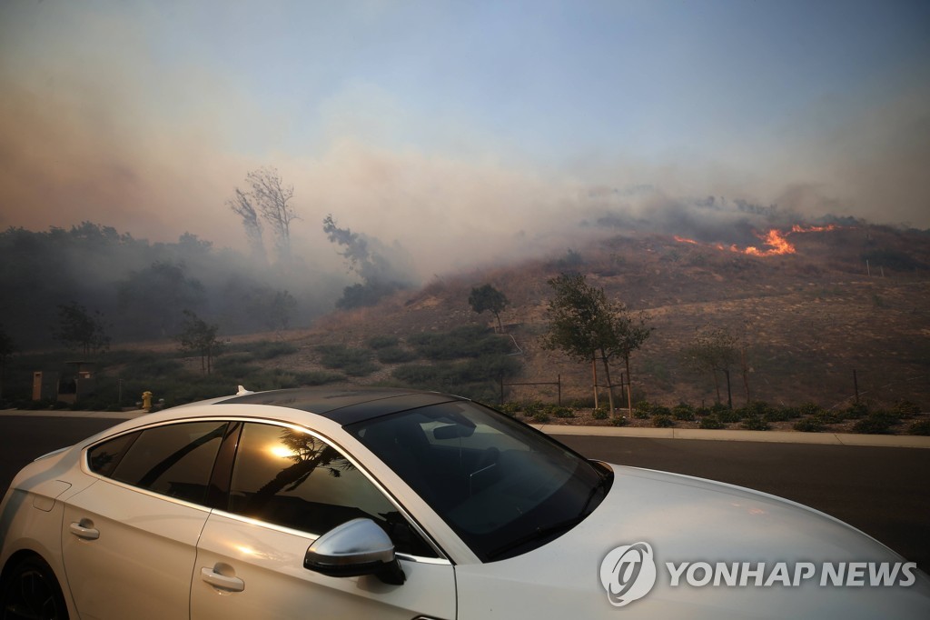 US-SILVERADO-FIRE-IN-ORANGE-COUNTRY,-CALIFORNIA-FORCES-EVACUATIO