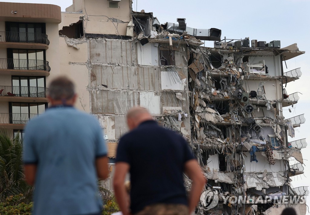 US-RESIDENTIAL-BUILDING-IN-MIAMI-PARTIALLY-COLLAPSED