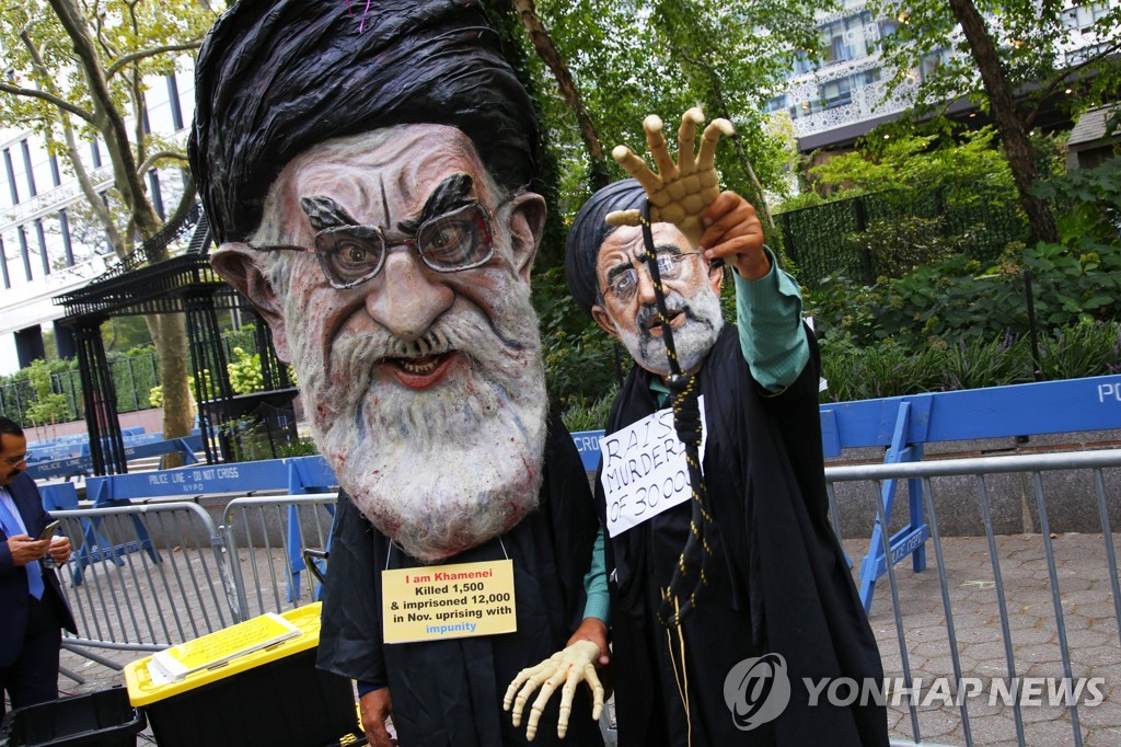 유엔본부 근처에서 이란 대통령 연설에 항의하는 시위대