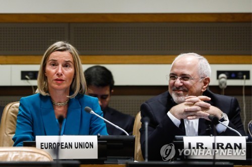 모게리니 EU 외교·안보 고위대표(왼쪽)과 모하마드 자리드 이란 외무장관 [타스=연합뉴스]