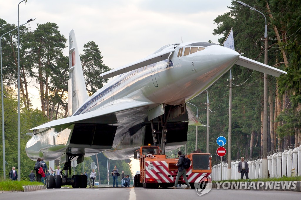 ′콩코드 닮은 초음속 항공기′…러시아 Tu-144 견인 작전