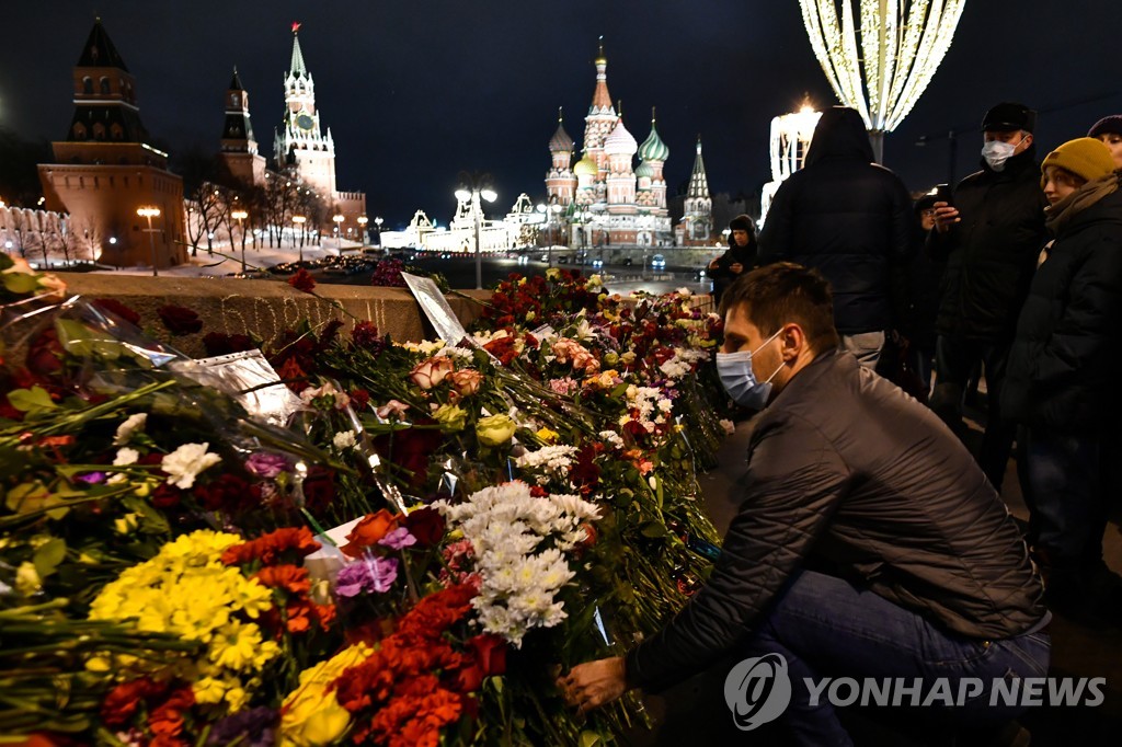 모스크바 다리에 놓인 ′추모의 꽃′…러 야권지도자 넴초프 6주기