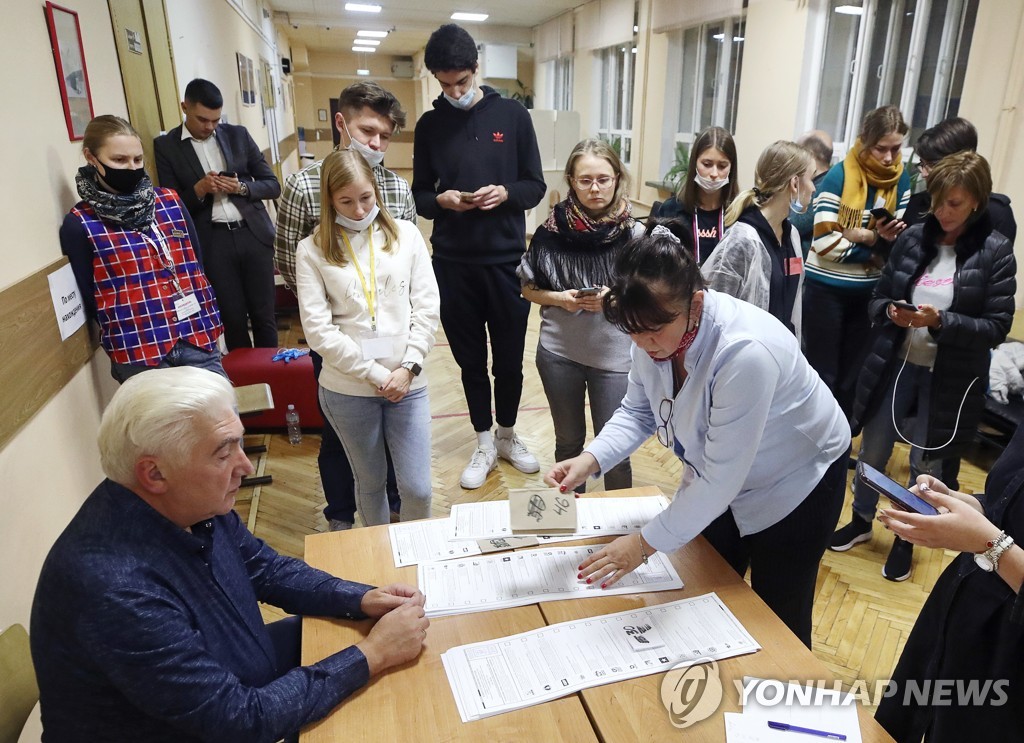 (모스크바 타스=연합뉴스) 모스크바의 한 투표소에서 19일(현지시간) 파손되거나 사용되지 않은 투표 용지를 헤아리고 있다.