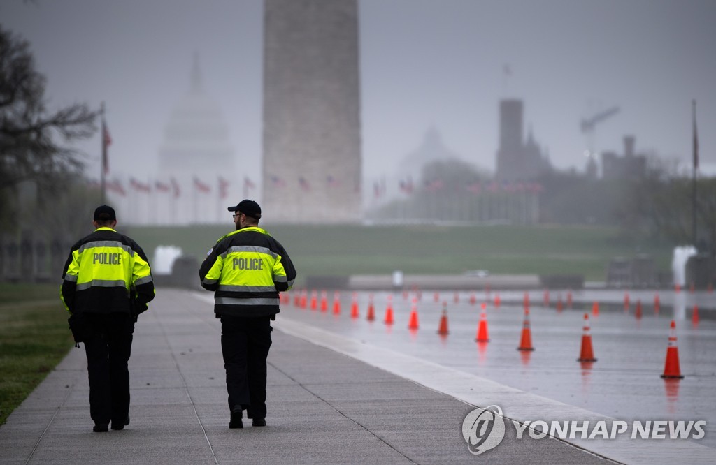 POLICE CLOSE NATIONAL MALL