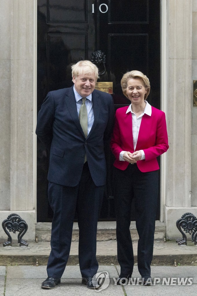 보리스 존슨(왼쪽) 영국 총리와 우르줄라 폰데어라이엔 EU 집행위원장 [신화=연합뉴스]