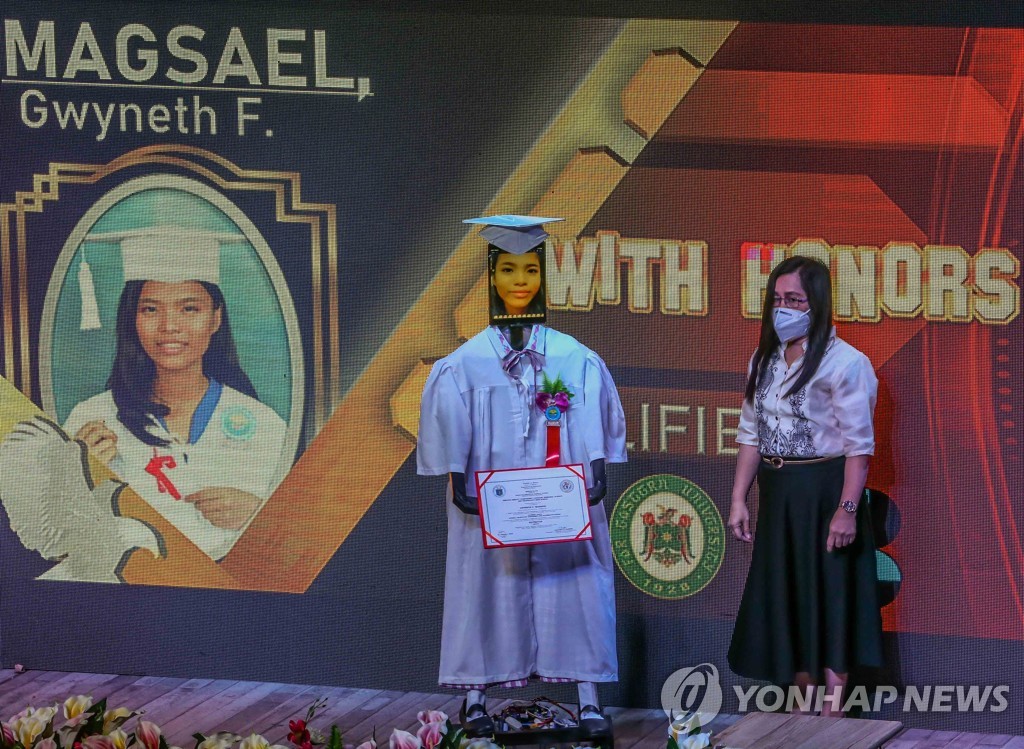 PHILIPPINES-MANILA-CYBER-GRADUATION