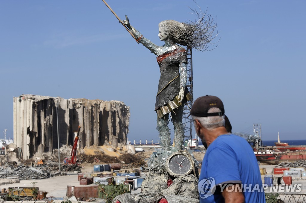 '그 순간을 기억하며'…베이루트항 폭발 잔해로 동상 제작