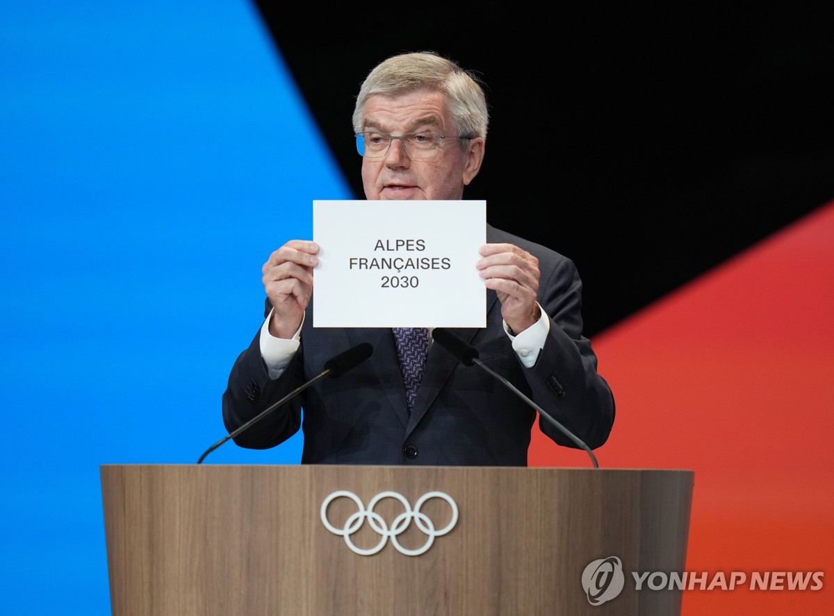 2030 동계올림픽 개최지로 프랑스 알프스 발표하는 토마스 바흐 IOC 위원장