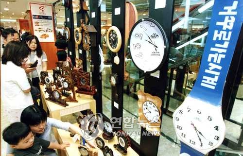 앨범 안사고, 셀카봉 사고…스마트폰이 바꾼 '쇼핑지형' - 2