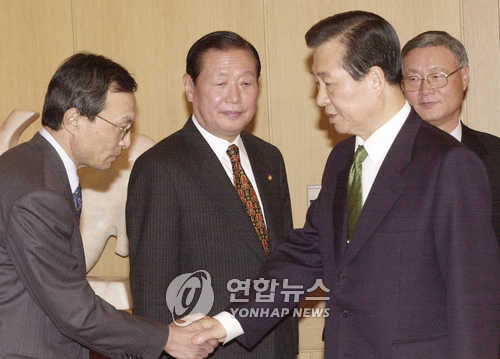 김대통령 신임 최고위원들과 악수