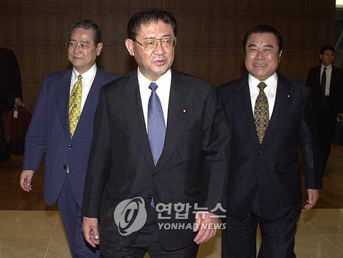 야마사키 다쿠(가운데)