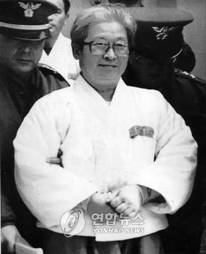 구원파가 일부 강경세력을 중심으로 결집해 수사를 방해하고 유병언씨를 빼돌리는 일련의 상황은 지난 1991년 '오대양 사건' 수사 당시와 비슷하다. 사진은 1991년 오대양사건으로 구속된 유병언씨가 2차공판을 받기 위해 입정하고 있는 모습. (연합뉴스 DB)