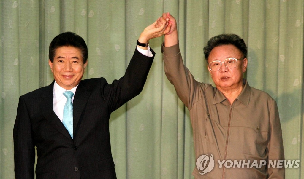 남북공동선언문 발표후 손 맞잡은 두 정상