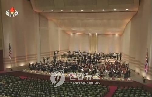 동평양대극장 무대에 나부끼는 미 성조기와 북 인공기