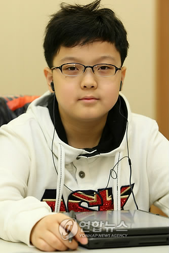 사진은 지난 2008년 12월 15일 과학기술연합대학원대학교 천문연구원 석사과정 입학과 관련 기자회견을 하는 모습.
당시 송유근의 나이는 만10세였다. <<연합뉴스 자료사진>>
