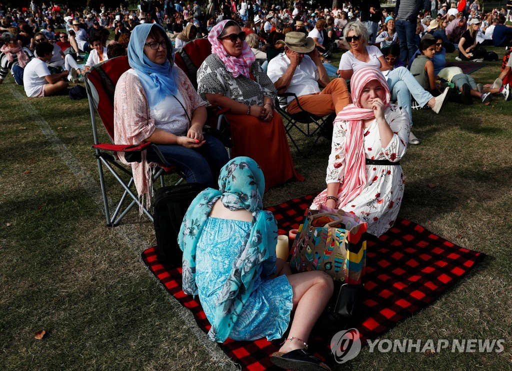 저녁 기도회에 참석한 시민들.