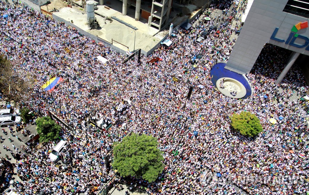 6일(현지시간) 거리를 가득 메운 베네수엘라 시민들