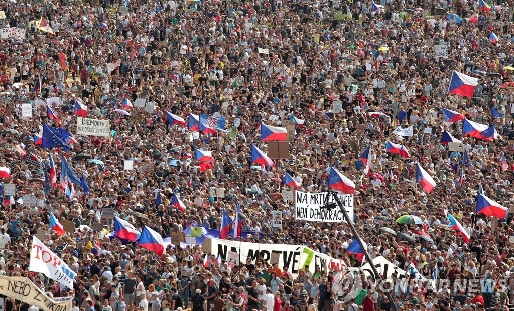 체코 공산정권 붕괴 후 최대 시위…25만명 "부패 총리 물러나라"