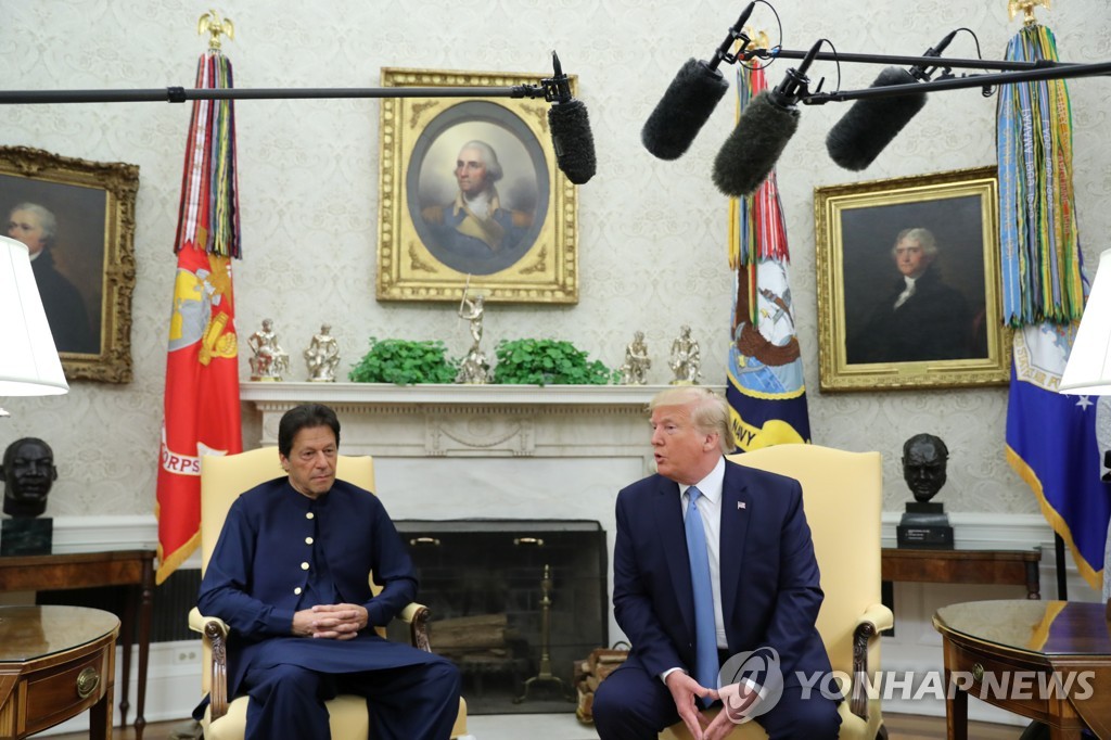This Reuters photo shows U.S. President Donald Trump and Pakistani Prime Minister Imran Khan meeting in the Oval Office of the White House in Washington on July 22, 2019. (Yonhap)