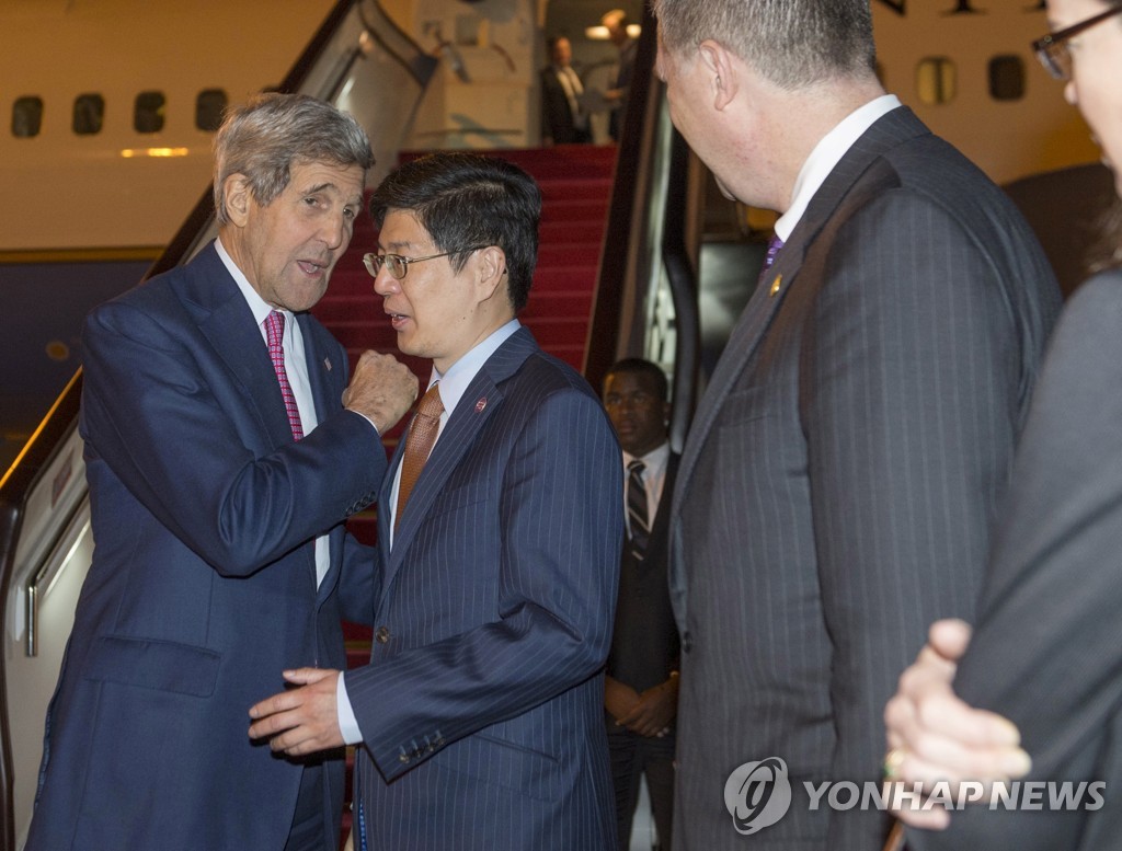2015년 5월 17일 충페이우 당시 중국 외교부 국장이 베이징 국제공항에서 존 케리 전 미국 국무장관을 만난 모습. 충 전 국장은 최근 주캐나다 중국 대사로 임명됐다. [로이터=연합뉴스자료사진]