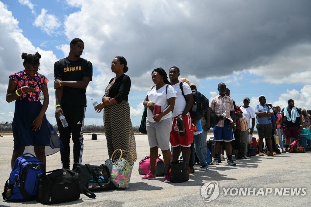 섬을 떠나기 위해 비행기 기다리는 바하마 허리케인 이재민들