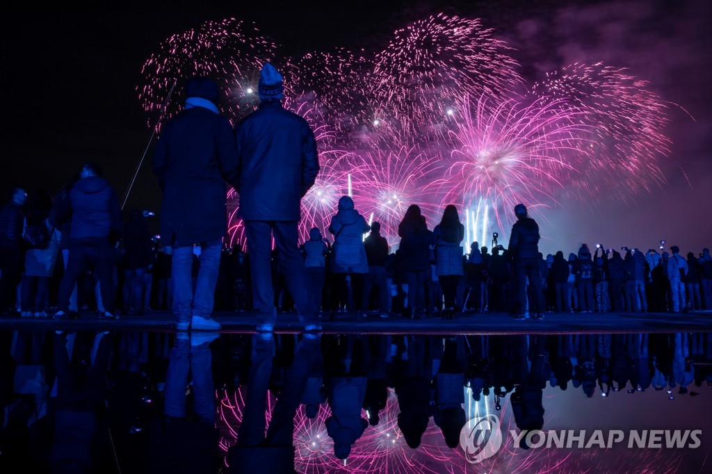 RUSSIA-FESTIVAL/LIGHT