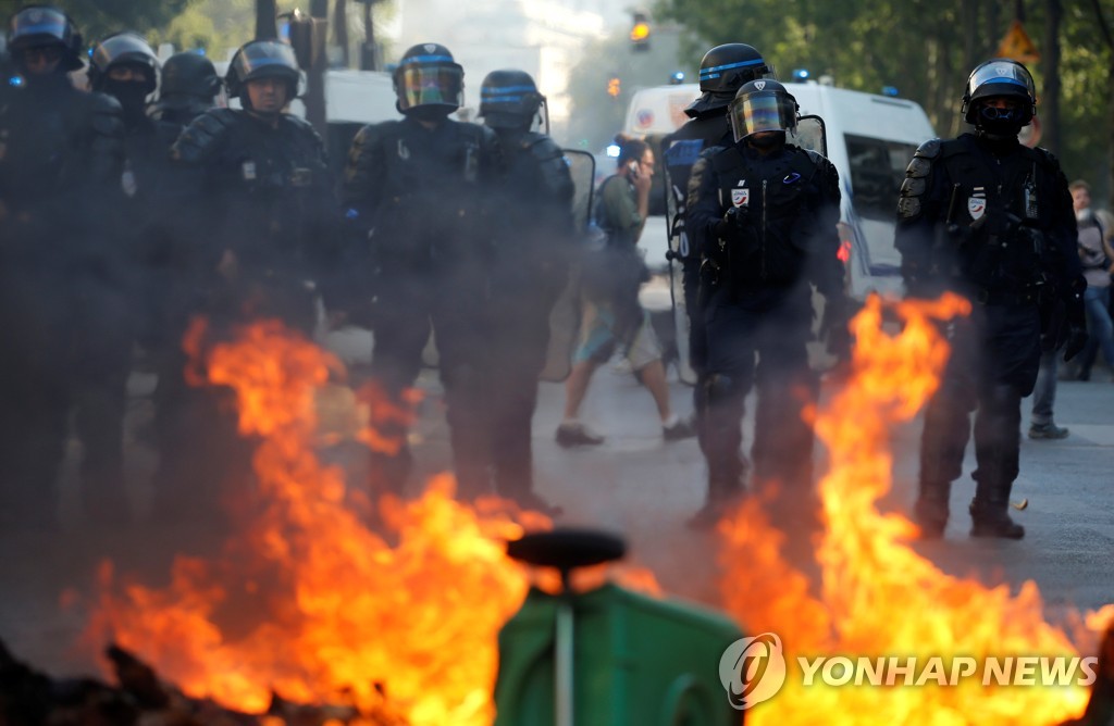 파리 기후변화 대응 시위 중 일부 과격 시위대에 대응하고 있는 프랑스 경찰 [로이터=연합뉴스]
